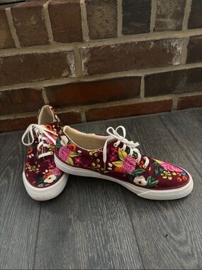 Keds X Rifle Paper Co. limited edition, worn once.
W10